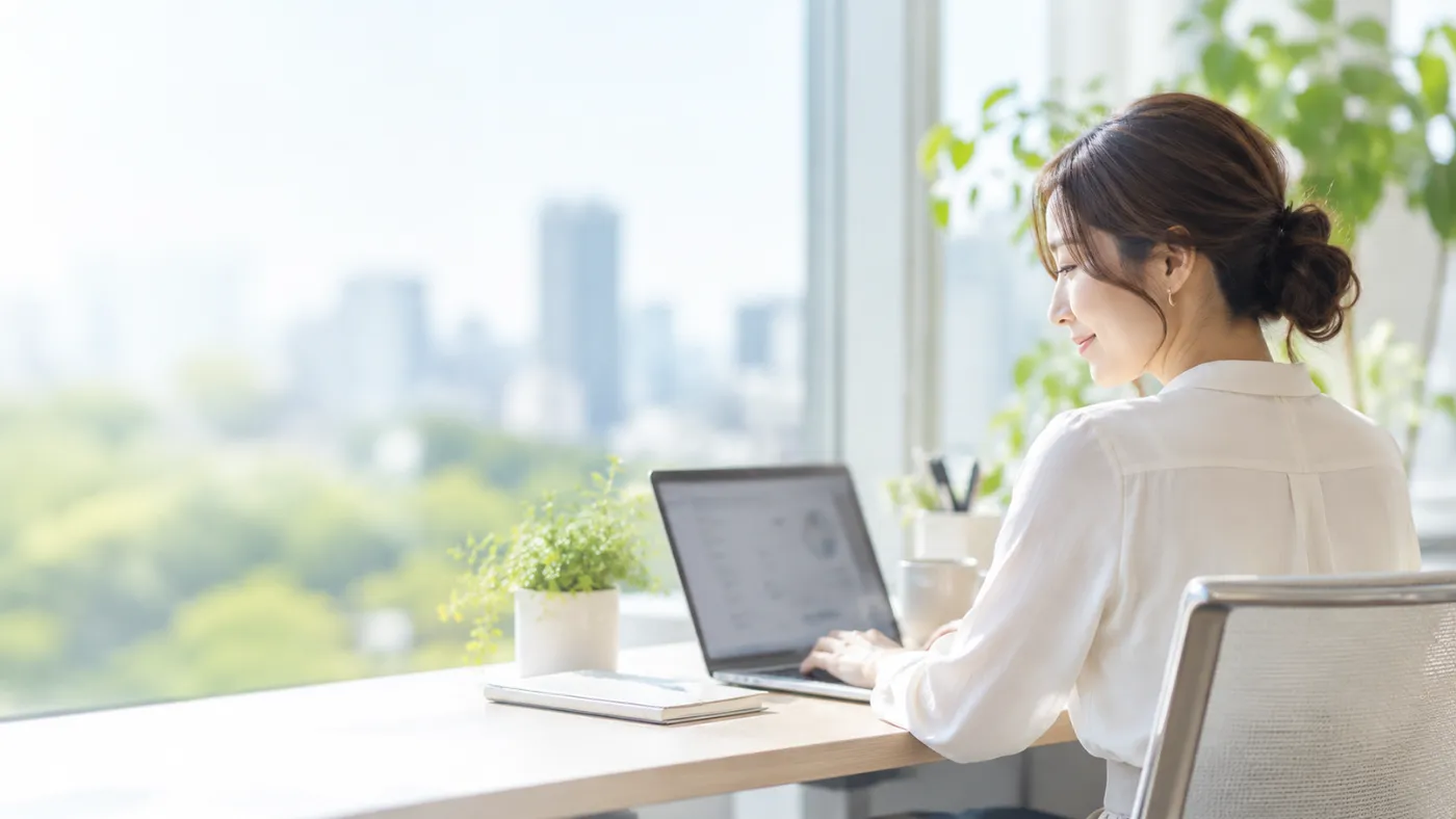 明るいオフィスで、採用担当者がノートパソコンで lista. の管理画面を確認している